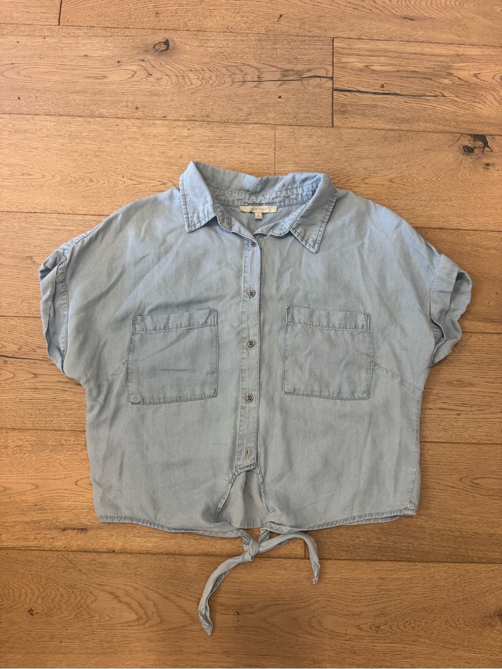 Love Tree Blue chambray denim crop top with tie detail. Sz Medium. Short sleeve.